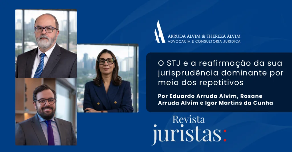 

A arbitragem consolidou-se no ordenamento jurídico brasileiro como mecanismo legítimo para a resolução de conflitos sobre direitos patrimoniais disponíveis. O setor da saúde, com toda a sua complexidade técnica e regulatória, representa um dos campos em que esse instrumento mais tem a oferecer, embora ainda seja pouco explorado.

É o que aponta artigo publicado no portal Migalhas, de autoria da advogada Dra. Heloisa Papassoni Zangheri, do Arruda Alvim & Thereza Alvim Advocacia, especialista em Direito Médico e Bioética e autora do livro “Arbitragem e Direito Médico”.

Apesar da sofisticação das relações contratuais entre hospitais, operadoras de planos de saúde, fornecedores e prestadores de serviços, grande parte das controvérsias desse setor ainda é levada ao Judiciário — mesmo quando envolvem questões de alta especialização técnica que demandam conhecimento interdisciplinar.

A arbitragem, nesse contexto, apresenta vantagens evidentes. A possibilidade de escolha de árbitros com expertise específica permite decisões mais qualificadas e adequadas à natureza das disputas. A confidencialidade protege informações sensíveis e estratégicas. A celeridade viabiliza respostas rápidas a conflitos que podem afetar a continuidade de serviços essenciais. E a maior previsibilidade das decisões fortalece o planejamento e a gestão de riscos pelas organizações.

Sob a perspectiva da governança, a adoção da arbitragem também contribui para a mitigação de riscos e para o fortalecimento da segurança jurídica, elementos fundamentais em um ambiente marcado pela crescente judicialização da saúde.

A jurisprudência do STJ, por sua vez, tem reiteradamente reconhecido a validade das cláusulas compromissórias, reafirmando a força vinculante do instituto.

A autora pondera, contudo, que a arbitragem possui limites no setor: questões envolvendo direitos indisponíveis, como o acesso do paciente à saúde, permanecem submetidas ao controle estatal. Ainda assim, há amplo espaço para sua aplicação nas relações empresariais e contratuais que estruturam o sistema.

O desafio, conclui o artigo, não é apenas ampliar o uso da arbitragem no setor da saúde, mas fazê-lo de forma qualificada, com profissionais preparados, abordagem interdisciplinar e real compreensão das especificidades que tornam esse segmento único.

Leia o artigo completo no portal Migalhas: https://www.migalhas.com.br/depeso/454342/arbitragem-no-setor-da-saude-ainda-subutilizada-e-necessaria