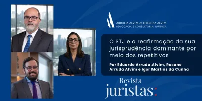 A arbitragem consolidou-se no ordenamento jurídico brasileiro como mecanismo legítimo para a resolução de conflitos sobre direitos patrimoniais disponíveis. O setor da saúde, com toda a sua complexidade técnica e regulatória, representa um dos campos em que esse instrumento mais tem a oferecer, embora ainda seja pouco explorado. É o que aponta artigo publicado no portal Migalhas, de autoria da advogada Dra. Heloisa Papassoni Zangheri, do Arruda Alvim & Thereza Alvim Advocacia, especialista em Direito Médico e Bioética e autora do livro “Arbitragem e Direito Médico”. Apesar da sofisticação das relações contratuais entre hospitais, operadoras de planos de saúde, fornecedores e prestadores de serviços, grande parte das controvérsias desse setor ainda é levada ao Judiciário — mesmo quando envolvem questões de alta especialização técnica que demandam conhecimento interdisciplinar. A arbitragem, nesse contexto, apresenta vantagens evidentes. A possibilidade de escolha de árbitros com expertise específica permite decisões mais qualificadas e adequadas à natureza das disputas. A confidencialidade protege informações sensíveis e estratégicas. A celeridade viabiliza respostas rápidas a conflitos que podem afetar a continuidade de serviços essenciais. E a maior previsibilidade das decisões fortalece o planejamento e a gestão de riscos pelas organizações. Sob a perspectiva da governança, a adoção da arbitragem também contribui para a mitigação de riscos e para o fortalecimento da segurança jurídica, elementos fundamentais em um ambiente marcado pela crescente judicialização da saúde. A jurisprudência do STJ, por sua vez, tem reiteradamente reconhecido a validade das cláusulas compromissórias, reafirmando a força vinculante do instituto. A autora pondera, contudo, que a arbitragem possui limites no setor: questões envolvendo direitos indisponíveis, como o acesso do paciente à saúde, permanecem submetidas ao controle estatal. Ainda assim, há amplo espaço para sua aplicação nas relações empresariais e contratuais que estruturam o sistema. O desafio, conclui o artigo, não é apenas ampliar o uso da arbitragem no setor da saúde, mas fazê-lo de forma qualificada, com profissionais preparados, abordagem interdisciplinar e real compreensão das especificidades que tornam esse segmento único. Leia o artigo completo no portal Migalhas: https://www.migalhas.com.br/depeso/454342/arbitragem-no-setor-da-saude-ainda-subutilizada-e-necessaria